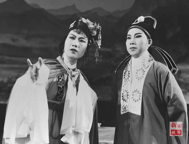 徐玉兰(左),袁雪芬(右),吕瑞英在越剧《西厢记》中表演.