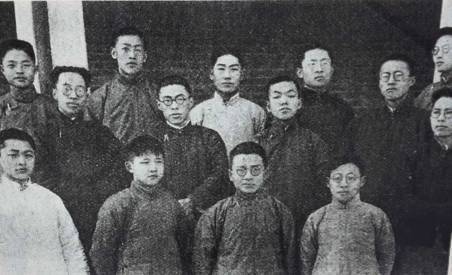 1920年12月5日,"小说研究社"在 梁实秋,顾毓琇和吴文藻等发起人的组织