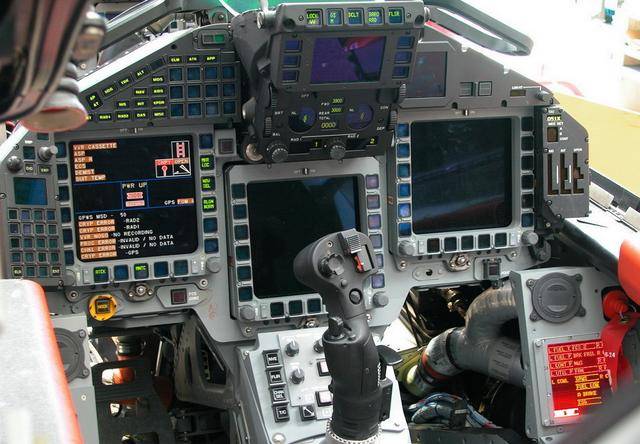 ef2000"台风"战斗机拥有非常先进的座舱控制系统