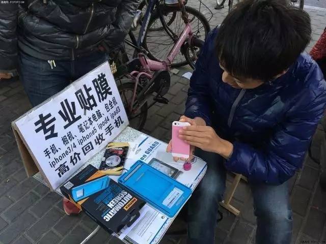 一旦这项技术全面普及,我们将摆脱屏幕的束缚,那么街边的"贴膜boy"们