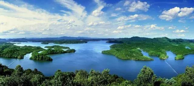 ▼仙女湖自然风光秀美朴实,具有"幽,秀,奇,雄"之特点