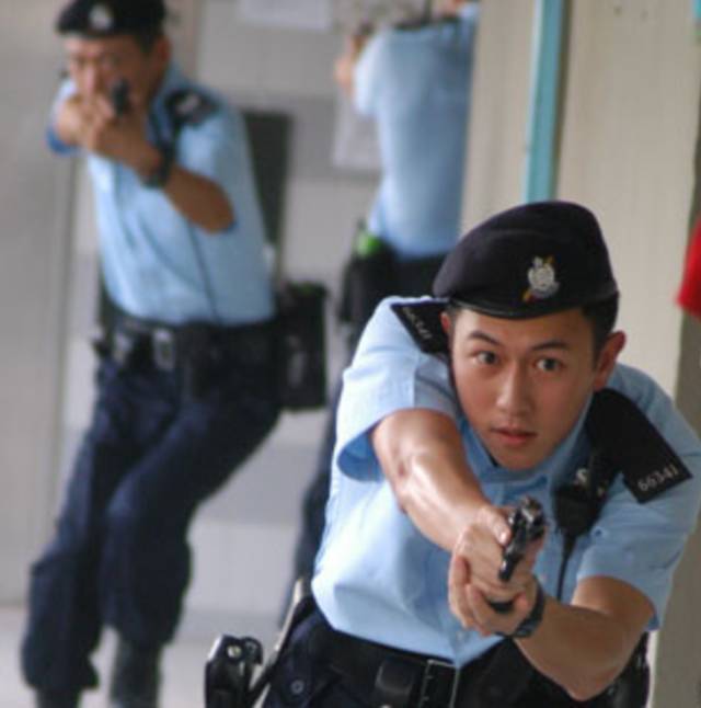 除了这一身帅气的蓝色制服,eu的阿sir还配军警型左轮手枪,冲锋枪,霰弹