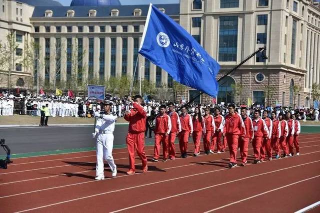 青岛黄海学院代表队入场