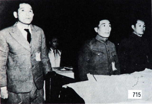 11.战犯向井敏明(左),野田毅(中),田中军吉(中)受到中国法庭的审判.