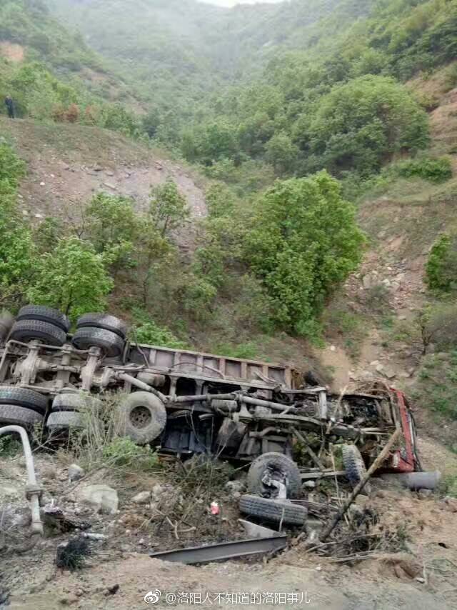 新安县石寺南山路段一大货车发生车祸