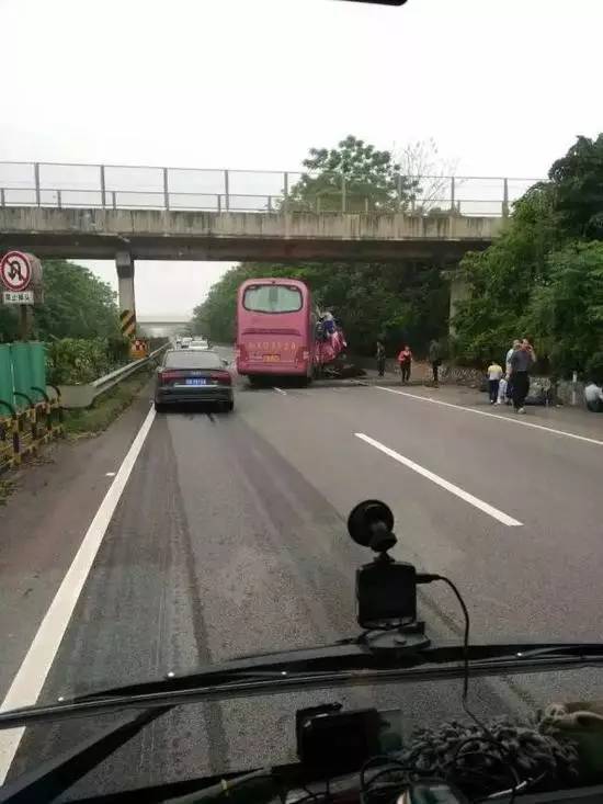 重大车祸!广西南友高速大客车追尾大货车,2死17伤!现场惨烈