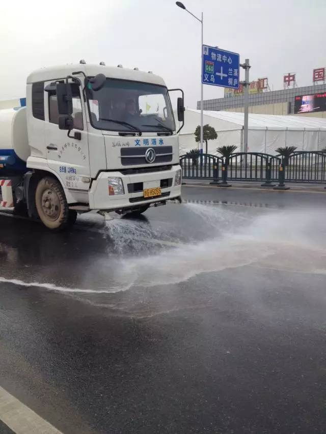 这是闹哪样?1.下雨天洒水车还在洒水,既影响行人,又浪费水资源.