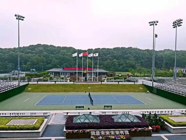 今天咱们的主持人来到了中国网球学院 看看有多美~ ▼
