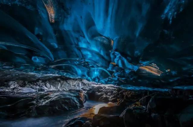 还可以去探访水晶宫 这个酷似迪斯尼冰雪王国的地下冰洞位于冰岛东南