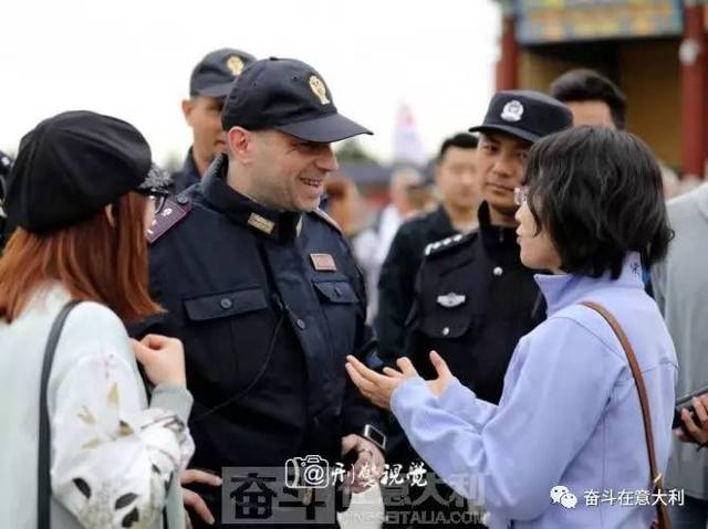 【多图】意大利宪兵和警察在北京巡逻执勤