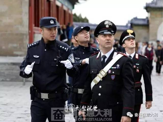 【多图】意大利宪兵和警察在北京巡逻执勤