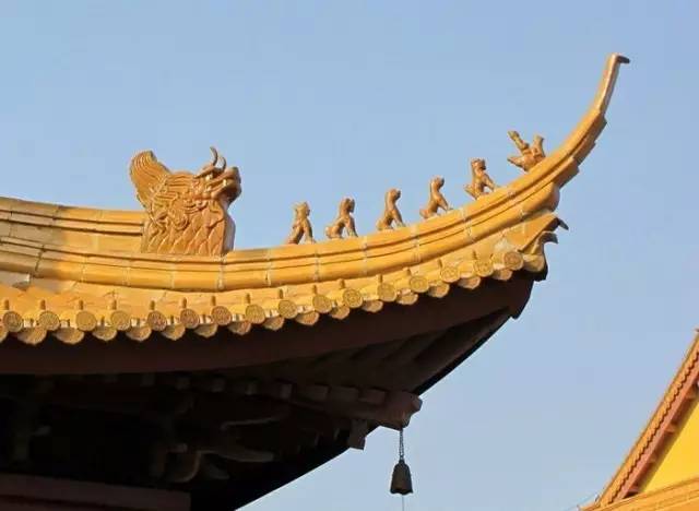 在中国传统建筑中,飞檐是汉族传统建筑檐部形式,它是屋顶造型的重要