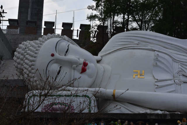 近日小编在绵阳圣水寺偶遇巨大睡佛!