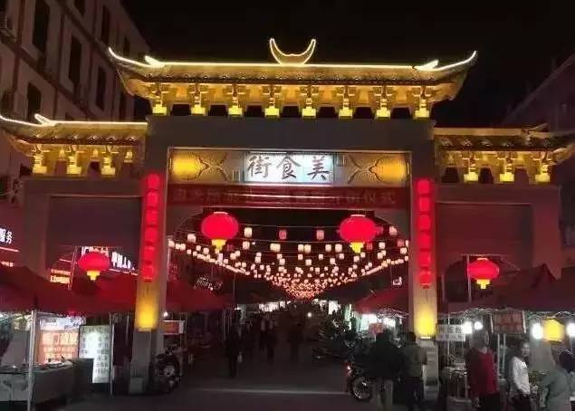 先来几张凭祥夜市美食街的照片.