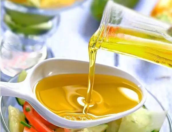 玉米油,葵花籽油 耐热性差,不适合煎炸,以炖煮为主 一般炒菜 花生油