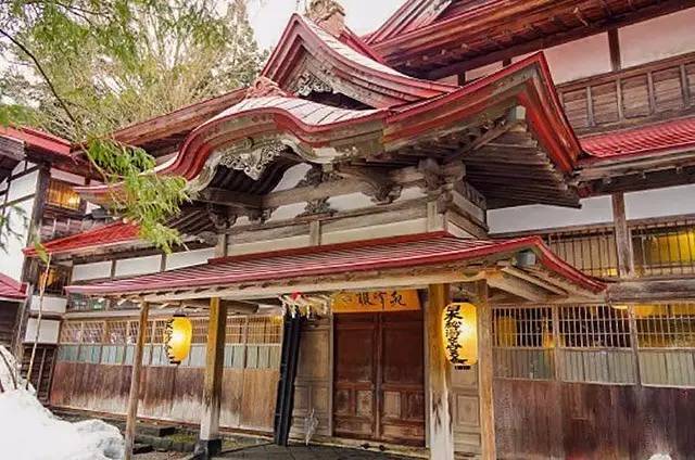 这里的「しめ縄(草縄)并不是普通旅馆的下垂形,而是同神社一样的