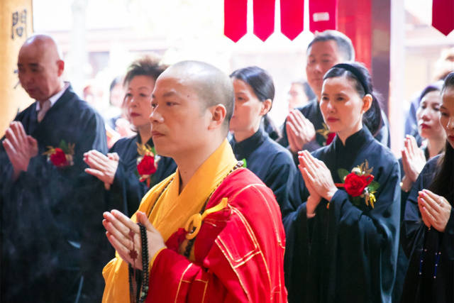 10:30,上海玉佛禅寺僧值文渊法师主持佛供仪式,在佛前敬献众生最虔诚