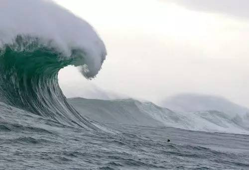 可以在海上掀起20米高的大浪,瞬间把船打翻,又被称为 咆哮西风带.