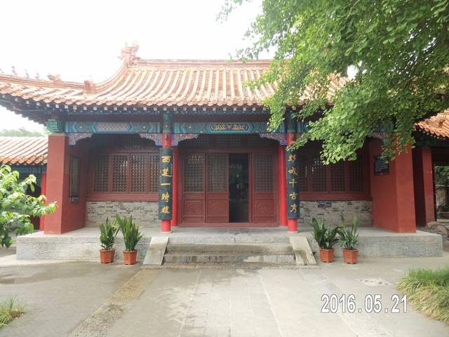 这里是楚都胜迹 这个雄风殿历史悠久,以前是台头寺,又名陀头寺,建于