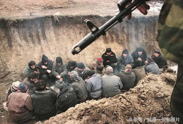 俄罗斯士兵枪口下被赶进坑里的车臣俘虏.