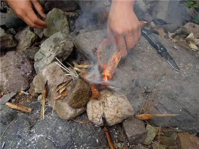 野外求生自制松脂火把