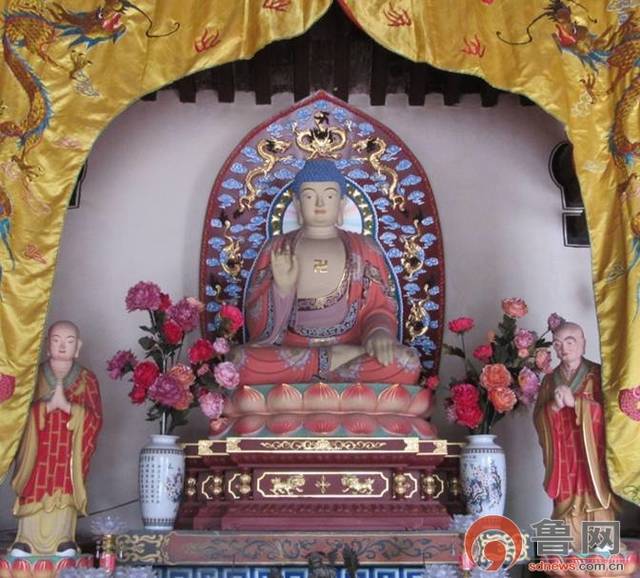 山东淄博周村千佛寺大雄宝殿里里供奉的是释迦三尊及十八罗汉像.