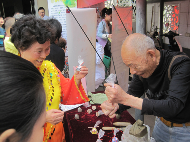 老苏州传统非遗皮老虎亮相社区轧仙节民俗节