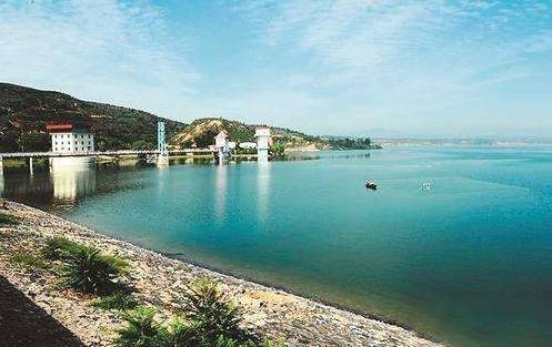 双乳湖水库是忻州奇村南的一座水库,距太原90公里.