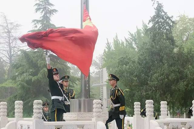 我校国旗仪仗队队员整齐列队出旗,余祖俊为国旗仪仗队授旗.