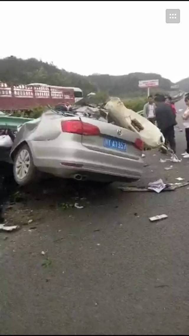 惊心!昨天成巴高速一辆巴中牌照的轿车发生交通事故!