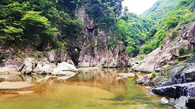 穿过万崖电站机房,远远看到大罩崖如大佛端坐青山之巅.