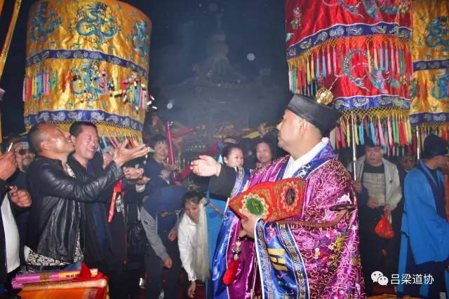 实拍岚县白龙山迎祥祈福法会现场,太热闹了!老乡你去了吗?