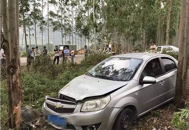 靖西铝厂路段发生车祸,车头撞树受损严重!