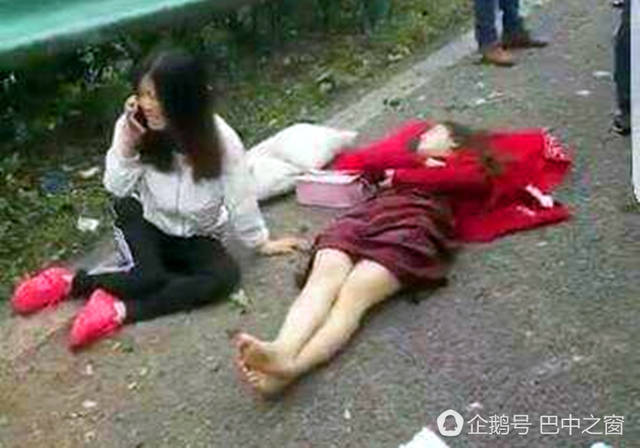 惨烈车祸!巴中小车在成巴高速上甩出两位女性,车头当场报废