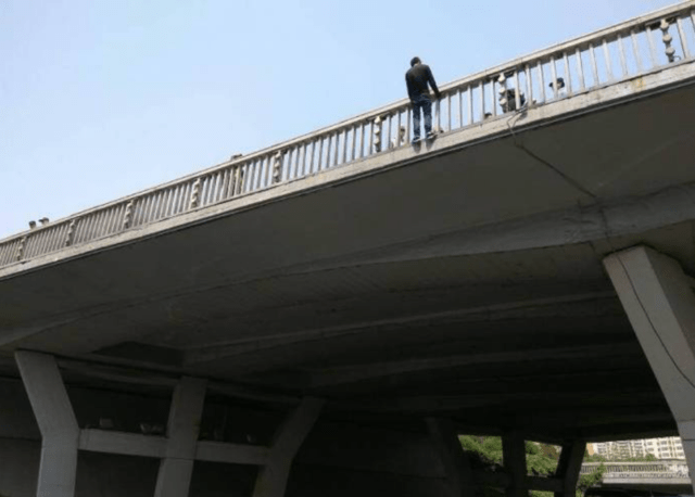 西三环六里桥有一男子要跳桥自杀,道路已经堵死了