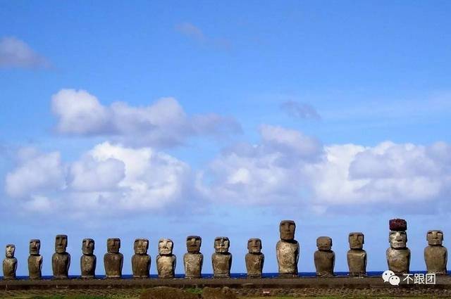 复活节岛 easter island 复活节岛上的所有石像都面向大海,神态威严.