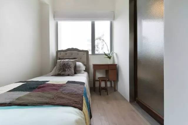床头与床尾都设计了玻璃窗,能与室外空间形成良好的对话与互动.