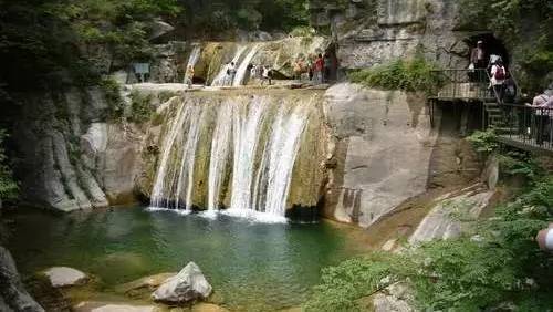 景区主要由九龙沟水石景片,大西山原始森林景片和古寺三部分组成,其中