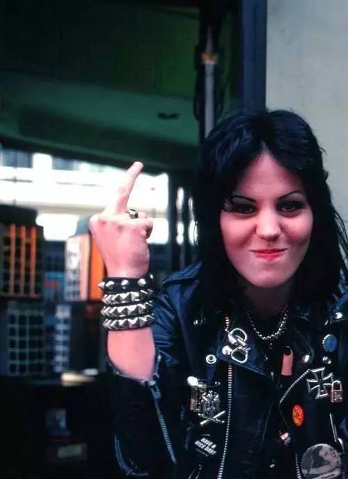 从madonna到joan jett——80年代女歌手们的穿搭放到现在也很时髦啊