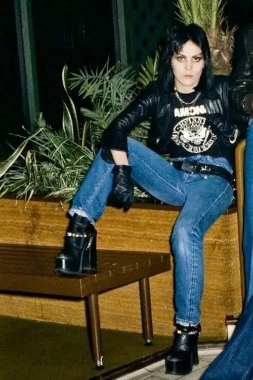 从madonna到joan jett——80年代女歌手们的穿搭放到现在也很时髦啊