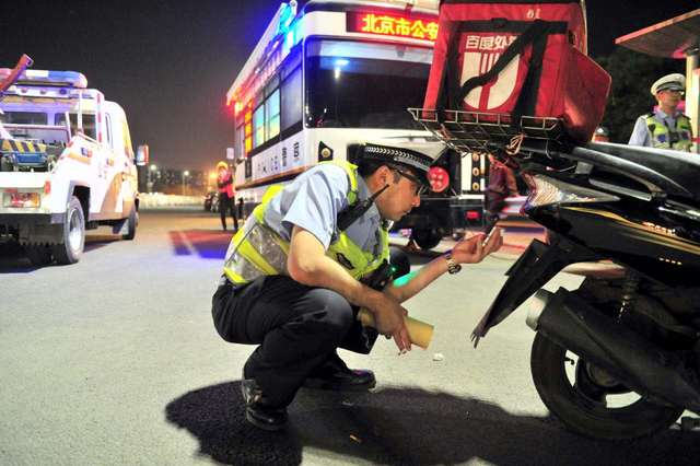 超载大货车被民警查获 现场画面好像在哪里见过