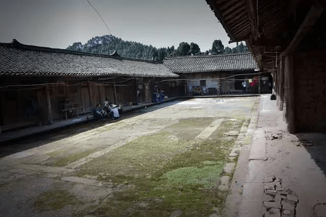 这座黄家大院,相当有年头了.是一处典型的清朝末年川西民居四合院.