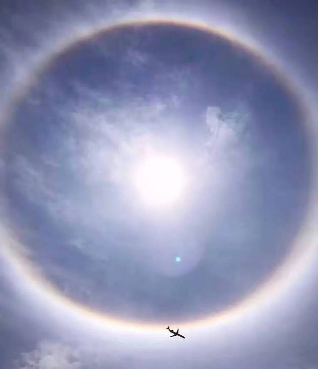 出现日晕天气有可能转阴或下雨,民间有"日晕三更雨,月晕午时风"的谚语