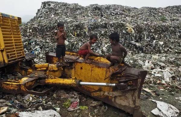 印度小孩在垃圾场上玩耍