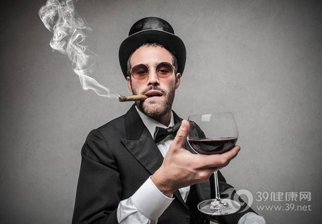 喝酒和抽烟看似"好兄弟",很多人都喜欢在喝酒的时候吸烟.