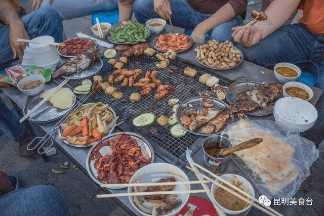 网评昆明排名第1的烧烤店,挤到连墙根角都没座位