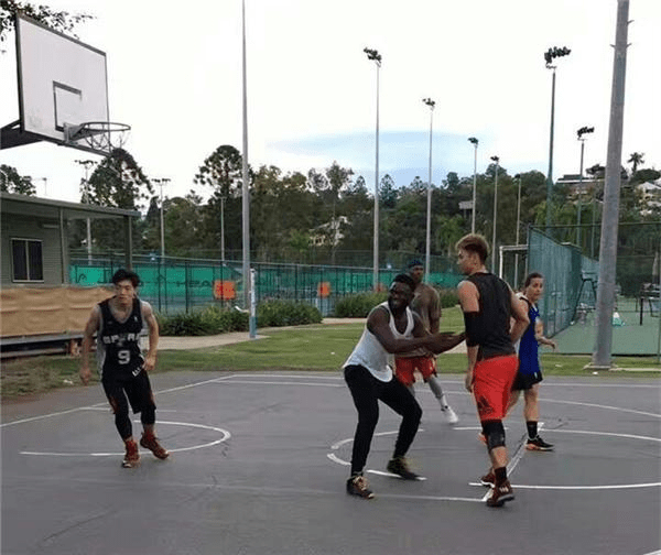 街头篮球_街头花式篮球表演视频_篮球街头赛