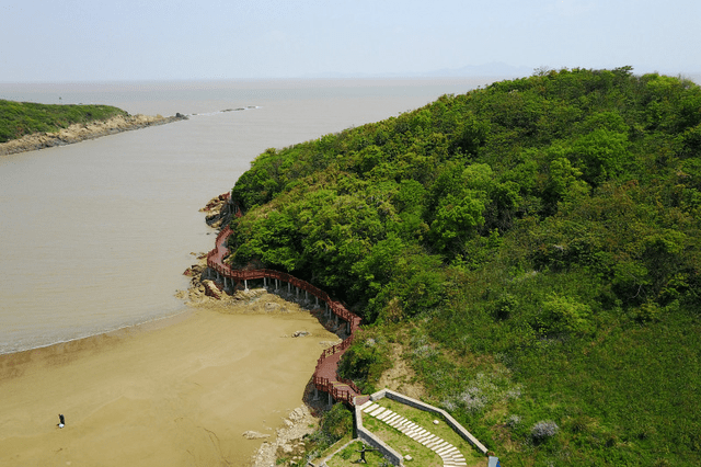 岱山岛的北部,沿着最美的燕黄公路,有一个倾力打造的海岬公园,青山