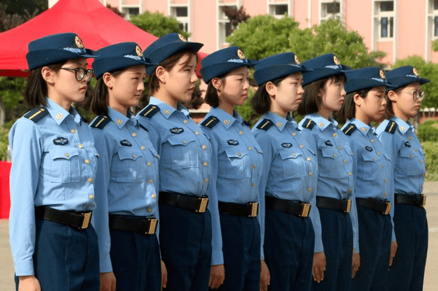 空军勤务学院毕业联考场面火爆,帅哥美女汗流满面