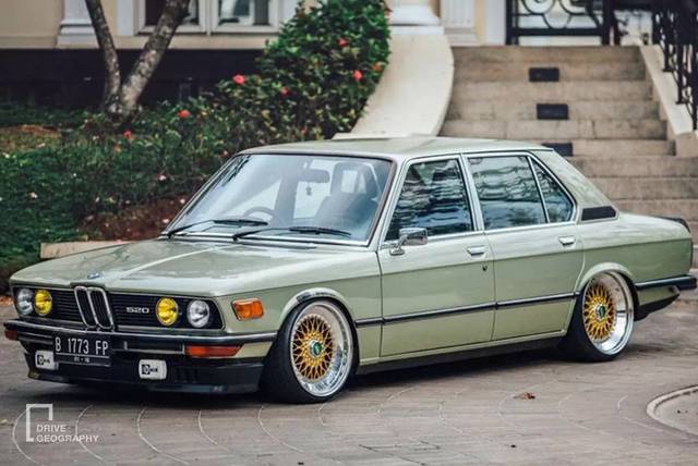 △宝马5系的前身 bmw e12依然方正,这是来自20世纪80年代的设计审美